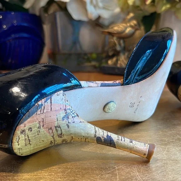 Emilio Pucci Open Toe Heels in Black Patent Leather - Picture 11 of 15